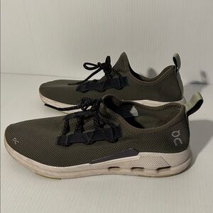 Men’s 13 on cloudeasy sneakers *no insoles